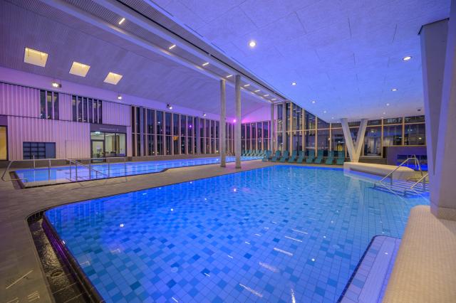 Blick in die Badehalle mit Erlebnisbecken