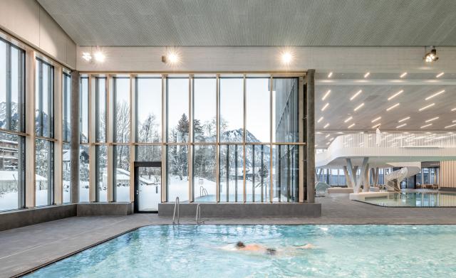 Badehalle mit Sportbecken Innenansicht bei Tageslicht