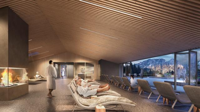 Panorama-Lounge mit Besuchern, Kamin, Liegen und Blick auf die Berge