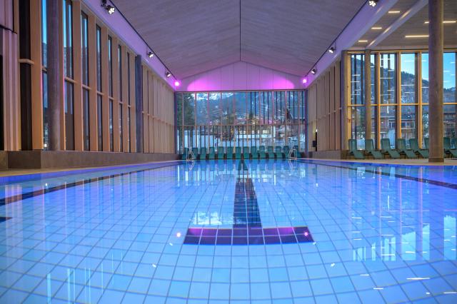 Badehalle mit Sportbecken Innenansicht bei Tageslicht